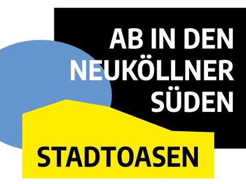 Logo Ab in den Neuköllner Süden. Ein schwarzes Rechteck mit weißer Schrift. Davor ein hellblauer Halbkreis und davor eine gelbe Welle mit dem Wort Stadtoasen 