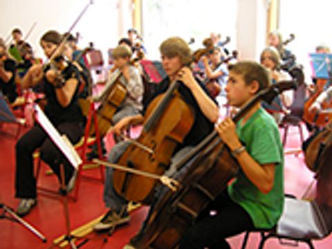Bildvergrößerung: Cellisten im Orchesterworkshop