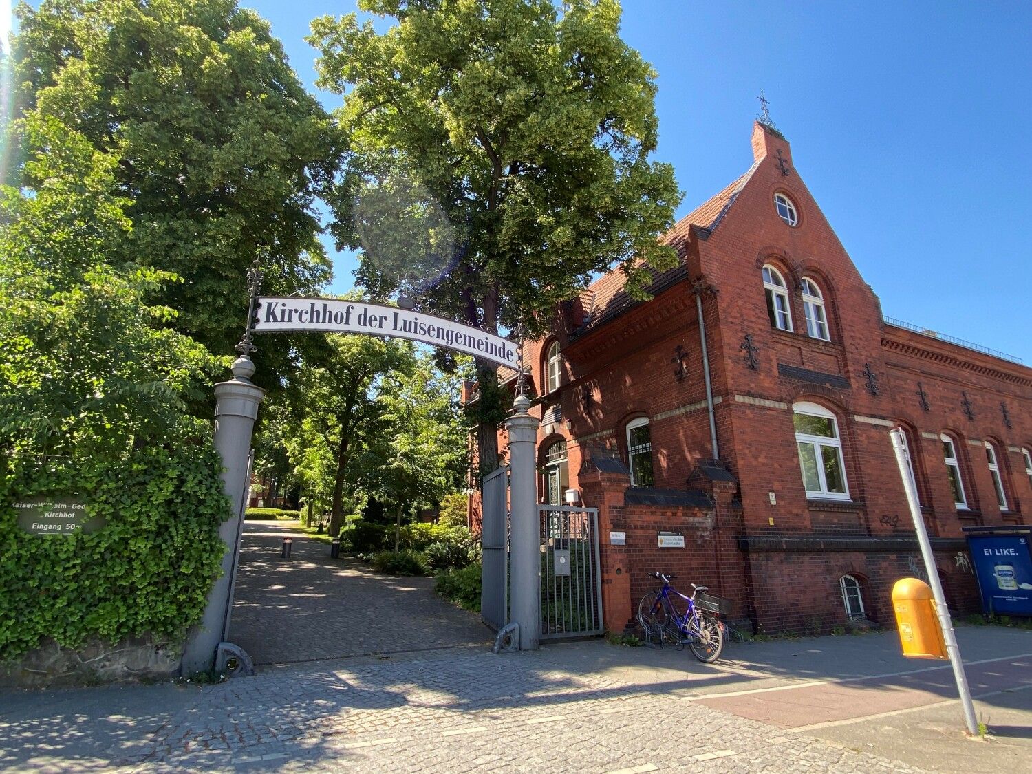 Eingang zum Luisenfriedhof III.