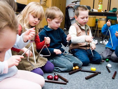 Kleine Kinder experimentieren mit Instrumenten während der Musikalische Früherziehung