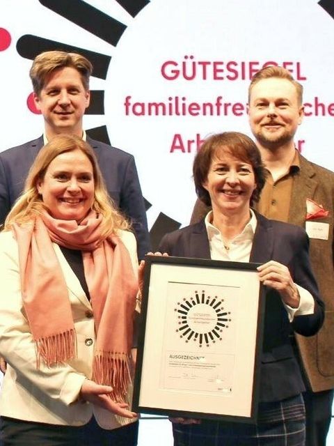 Kirsten Dreher (Direktorin LABO) und Kathrin Krüger (Abteilungsleiterin ZS) halten in der Hand die Auszeichnung Gütesiegel familienfreundlicher Arbeitgeber