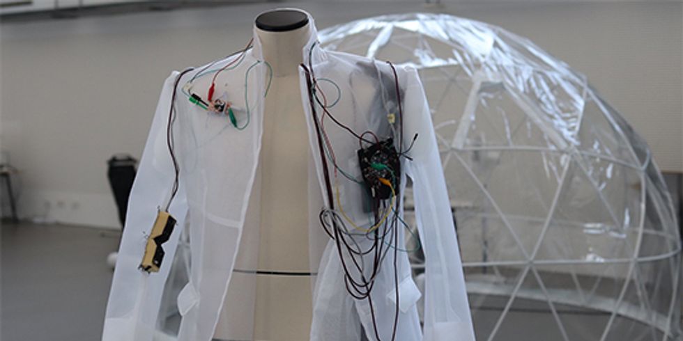 Elektronisch vernetztes Textil vor Laborhintergrund