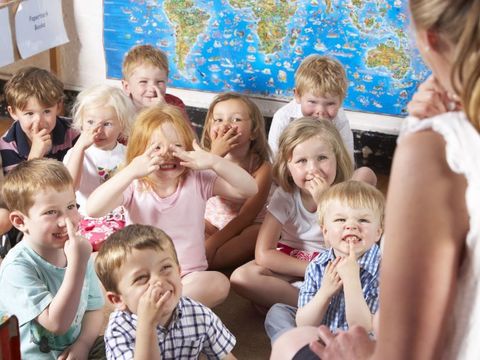 Montessori Grundschüler Kinder hören dem Lehrer zu