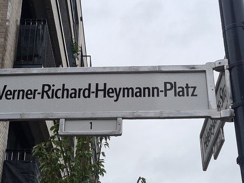 Bildvergrößerung: Ein neuer Platz im Maximilians-Quartier erinnert an den Komponisten