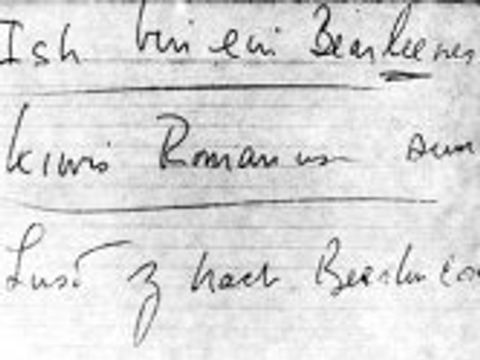 So hatte Kennedys Übersetzer Lochner dem Präsidenten den berühmten Satz "Ich bin ein Berliner" aufgeschrieben.