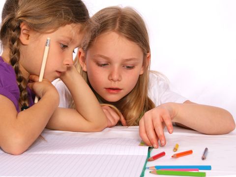 Zwei Mädchen machen gemeinsam Hausaufgaben