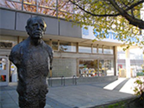 Heinrich-Böll-Stele vor der Bibliothek