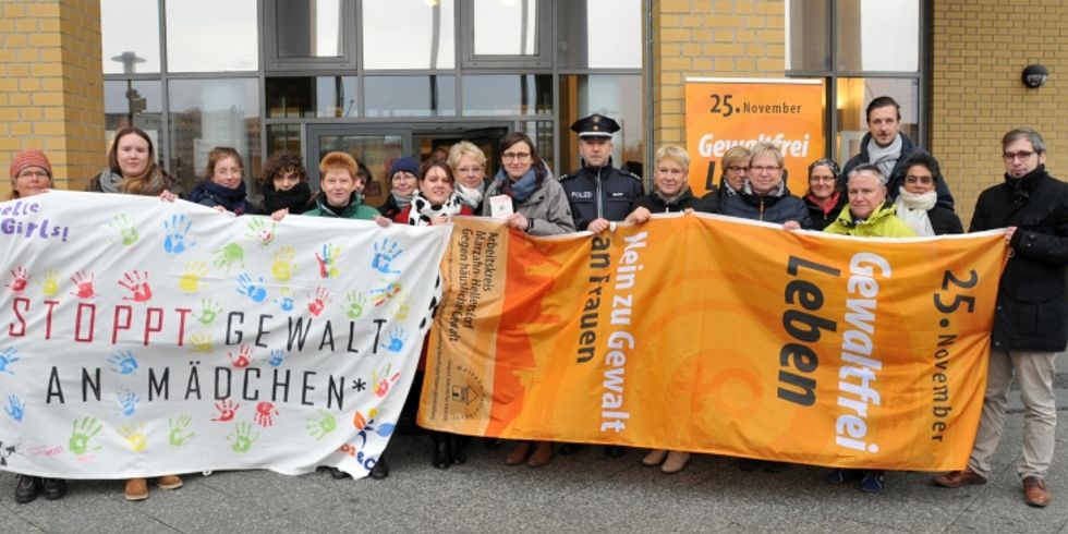Fahnenhissung 'Gegen Gewalt gegen Frauen' des Arbeitskreises Marzahn-Hellersdorf gegen häusliche Gewalt 2018 - Die Teilnehmerinnen und Teilnehmer