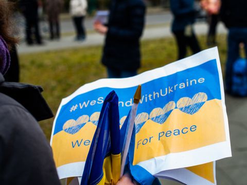 Solidaritätsbekundung für die Ukraine an der Friedrichshainer Friedenseiche