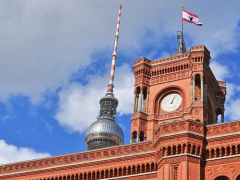 Rotes Rathaus Berlin mit Fernsehturm und Flagge
