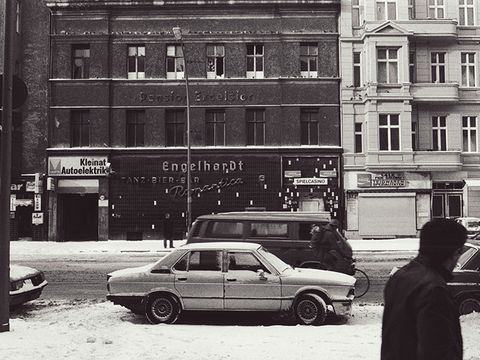 Bildvergrößerung: Hier sehen Sie ein Foto eines Gebäudes, wo die Tanzbierbar Romantica in Berlin Schöneberg 1985 zu sehen ist