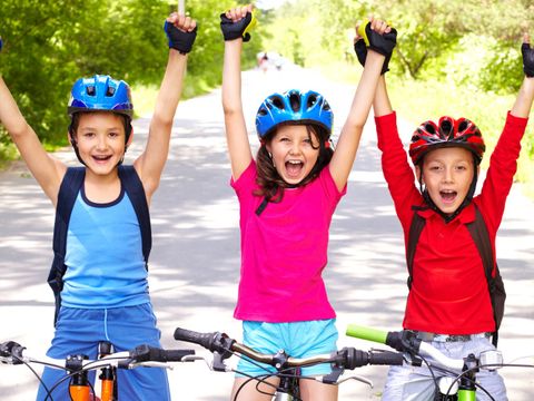 Begeisterte Kinder mit Fahrrädern