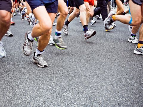 Füße und Beine bei einem Marathonlauf