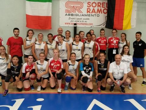 Deutsche und italienische Volleyballerinnen