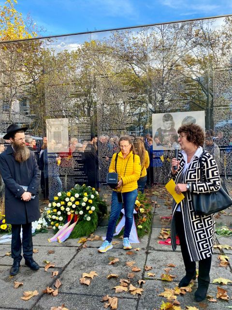 Gedenken Spiegelwand Hermann-Ehlers-Platz am 9. November 2022: Bezirksbürgermeisterin Schellenberg (rechts) und Rabbiner Segal (links)
