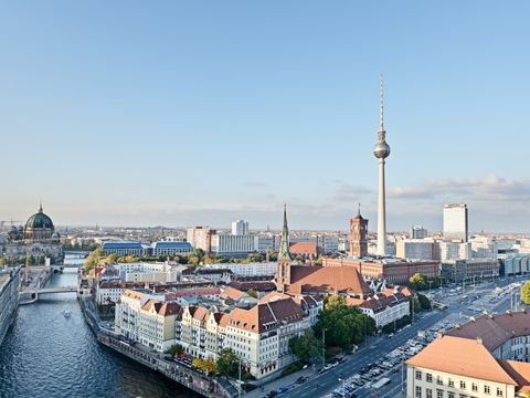 Berlin - Blick zum Fernsehturm mit Spree