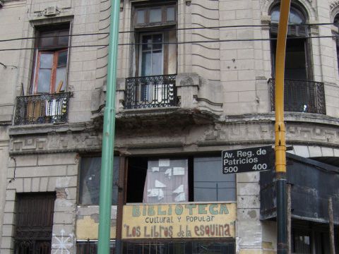 Biblioteca "Los libros de la esquina" / Buenos Aires