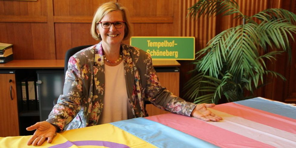 099 Bezirksbürgermeisterin Angelika Schöttler präsentiert die Trans*-Fahne