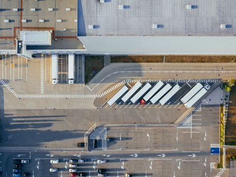 Eine Luftbildaufnahme einer Warenannahmestelle