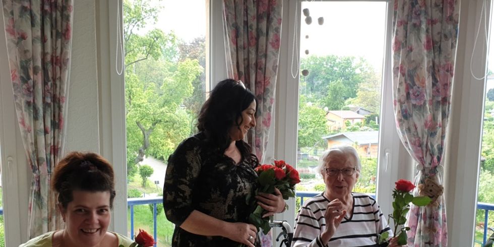 Senatorin Dilek Kalayci überreicht Rosen in einer Pflegeeinrichtung zum Internationalen Tag der Pflege