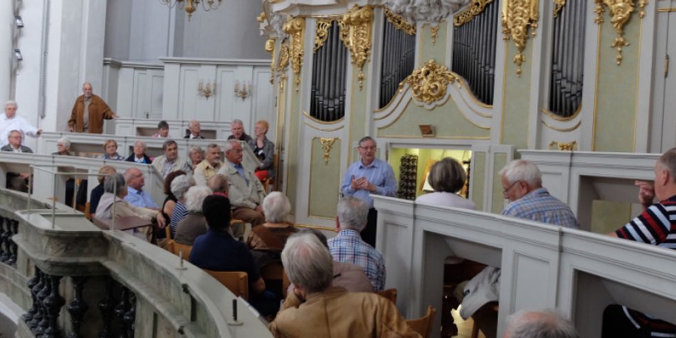 Kirschenmusikdirktor und Orgelsolist Hans-Dieter Schöne stellt Teilnehmern der Dresdner Seniorenakademie die Silbermann-Orgel in der Katholischen Hofkirche Dresden vor