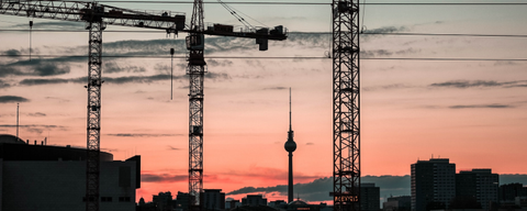 Der Fernsehturm und Kräne auf einer Baustelle in Berlin von der Warschauer Brücke aus gesehen. 