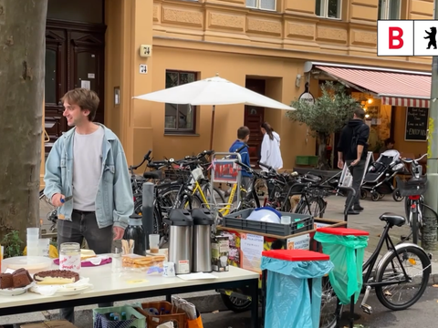 Stadtteilkoordination Max Söding bei einem Kuchenstand in der Nachbarschaft