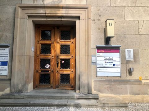 Eingang zum Bürgeramt an der Heerstraße.
