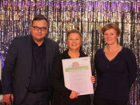 Bildvergrößerung: 2017 Inklusionspreis AMITOLA- Ines Pavlou und Aline Günther