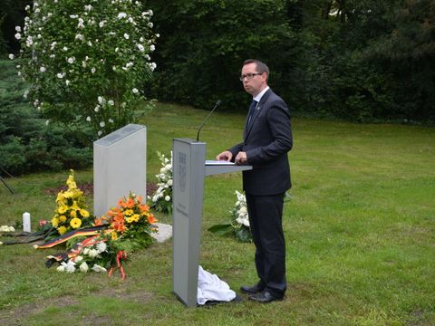 Bildvergrößerung: Bezirksbürgermeister Igel weiht die Gedenktafel für Maueropfer ein
