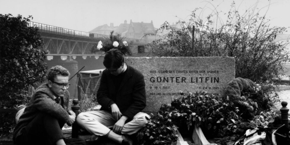 Mahnwache am Gedenkstein für Günter Litfin am Friedrich-List-Ufer, der bei dem Versuch, durch den Humboldt-Hafen schwimmend von Ost- nach West-Berlin zu gelangen, von Transportpolizisten der DDR am 24. August 1961 als erster Flüchtling erschossen wurde