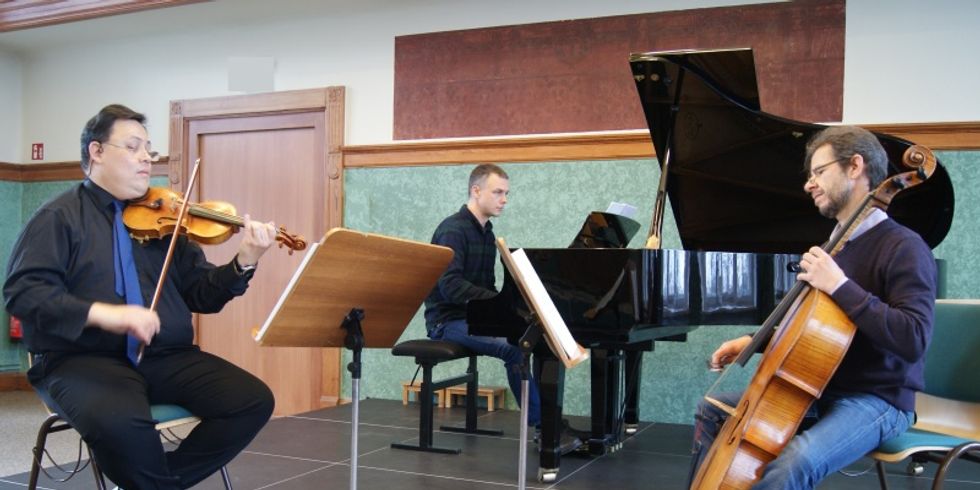 Das Bild zeigt Alexander Grothe (Violine), Dmitry Sokolov (Cello) und Mark Anders (Klavier) bei der ersten gemeinsamen Probe für das Konzert.