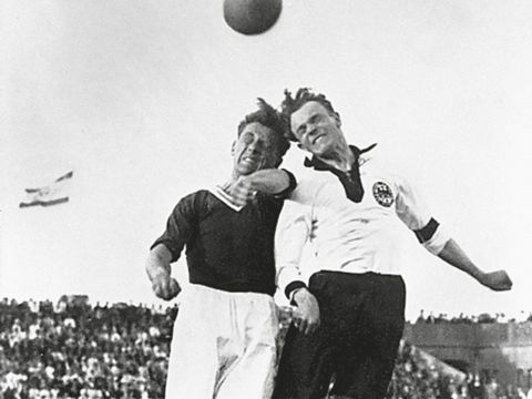 Hanne Sobek als Nationalspieler im Kopfballduell mit einem österreichischen Verteidiger 1931