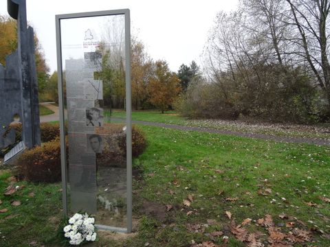 Bildvergrößerung: Gedenkstele - 25 Jahre Fall der Berliner Mauer an der Kiefholzstraße
