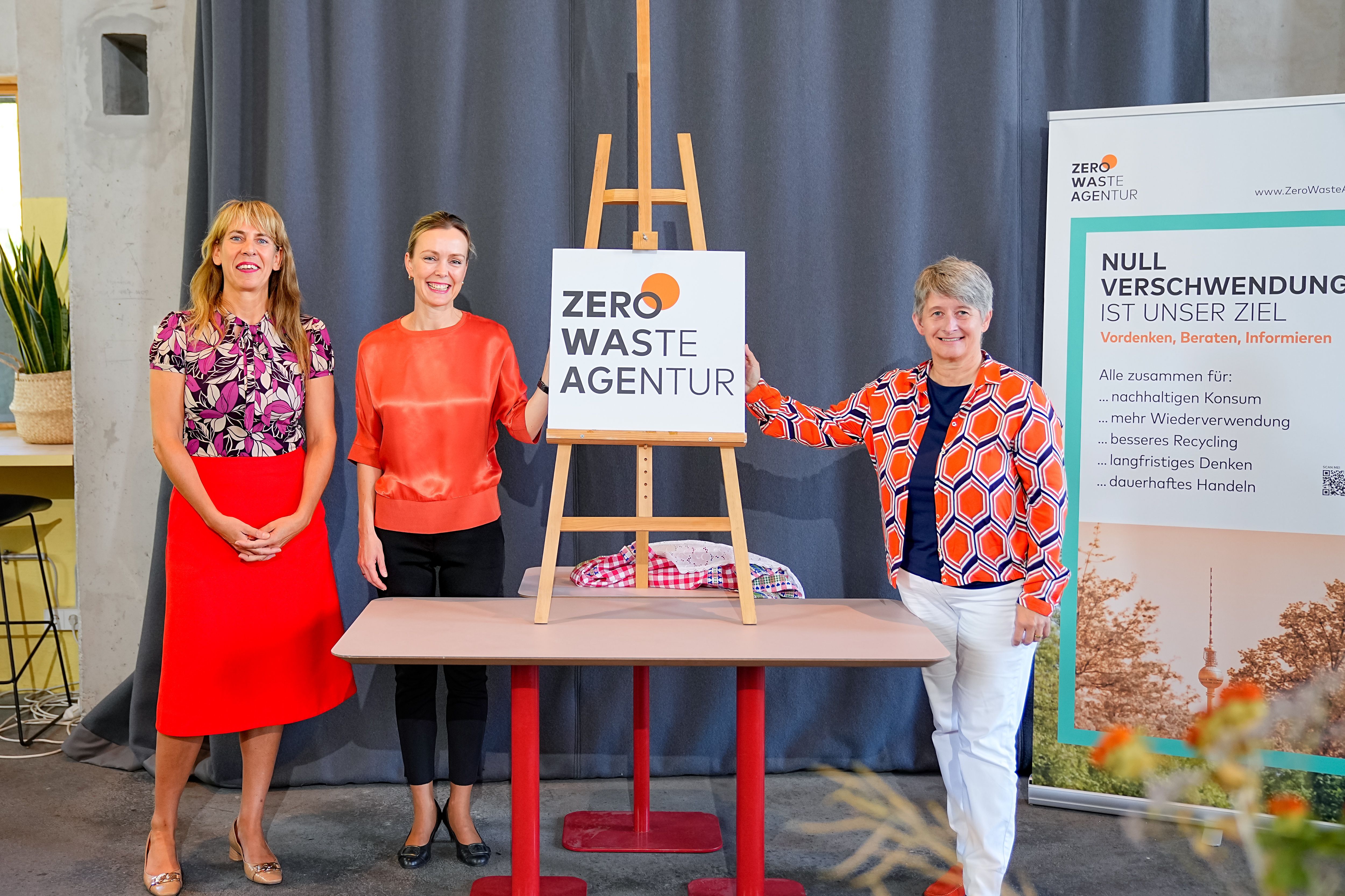 Das Logo der Zero-Waste-Agentur wurde bei der Eröffnung durch die Senatorin Manja Schreiner (Mitte), der Leiterin der Zero-Waste-Agentur Meike Al-Habash (links) und der Vorstandtsvorstizende der BSR Sephanie Otto (rechts) vorgestellt