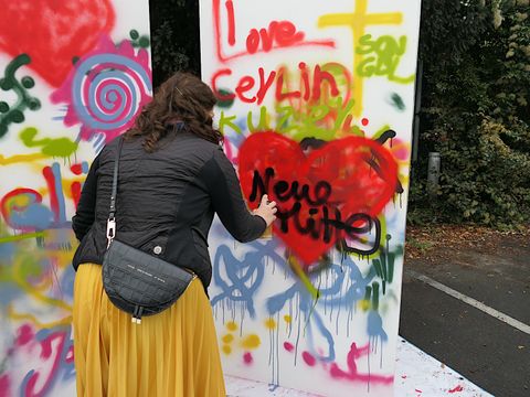 Stadträtin Eva Majewski an der Graffitiwand beim Info- und Aktionstag Neue Mitte Tempelhof