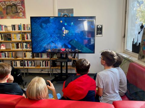 Bildvergrößerung: Gaming für Jugendliche im Rahmen der Kinder- und Jugendsprechstunde im Jugendbereich der Gottfried-Benn-Bibliothek