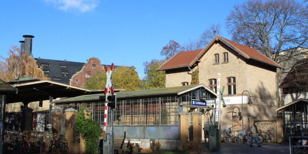 Bahnhof und Haus im Hintergrund mit Aufschrift „Lichtenrade“