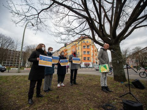 Solidaritätsbekundung für die Ukraine an der Friedrichshainer Friedenseiche