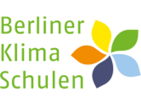 Logo linke Seite linksbündig untereinander die Wörter Berliner Klima Schulen rechte Seite Blume mit verschieden farbigen Blütenblättern