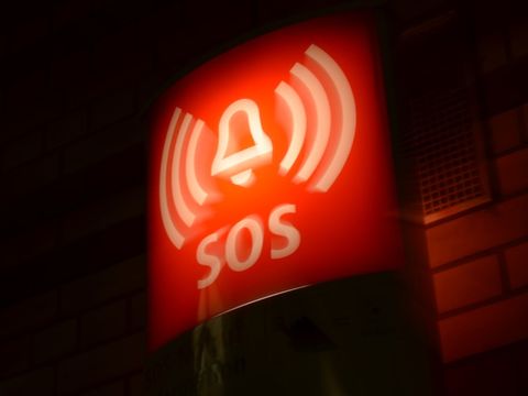 Rotes SOS-Notruf-Schild mit abgebildeter Alarmglocke