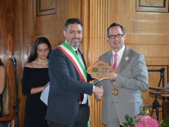 Bildvergrößerung: Bürgermeister Nico Giberti und Bezirksbürgermeister Oliver Igel beim Festakt 