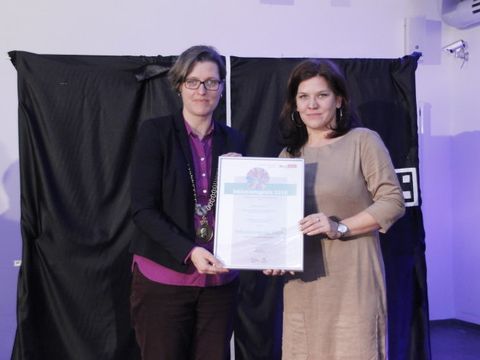 Bildvergrößerung: Von links nach rechts: Bezirksbürgermeisterin Birgit Monteiro (SPD) und Anja Schade