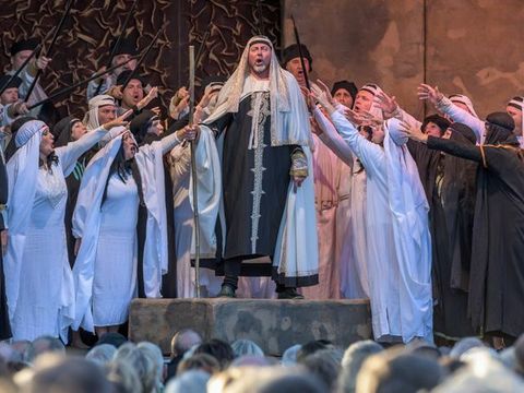 Bühne der Festspieloper Prag Nabucco – Juri Kruglow als Zaccharias 