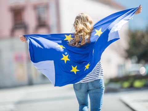 Frau hält ein EU-Flagge nach oben