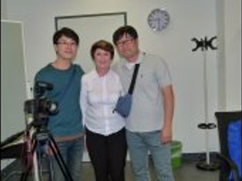 Fernsehteam aus Korea mit Frau Stanko in der Mitte