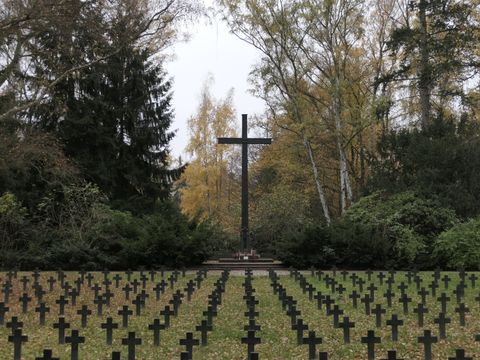 Gedenken zum Volkstrauertag - Das große Gedächtniskreuz auf dem Heidefriedhof