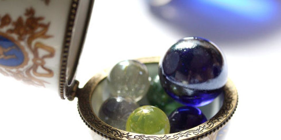Ein geöffnetes Fabergé-Ei mit Glaskugeln