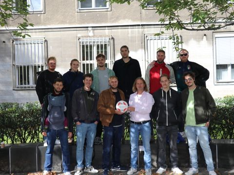Gruppenbild mit dem Fußballverein T 400 Energy Kassel
