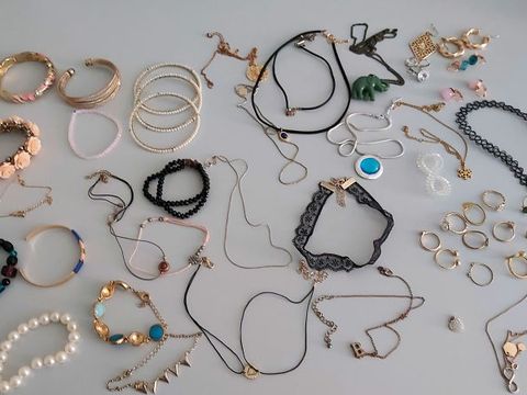 Bildvergrößerung: Diverse Ringe, Armbänder, Ketten und Ohrringe.
